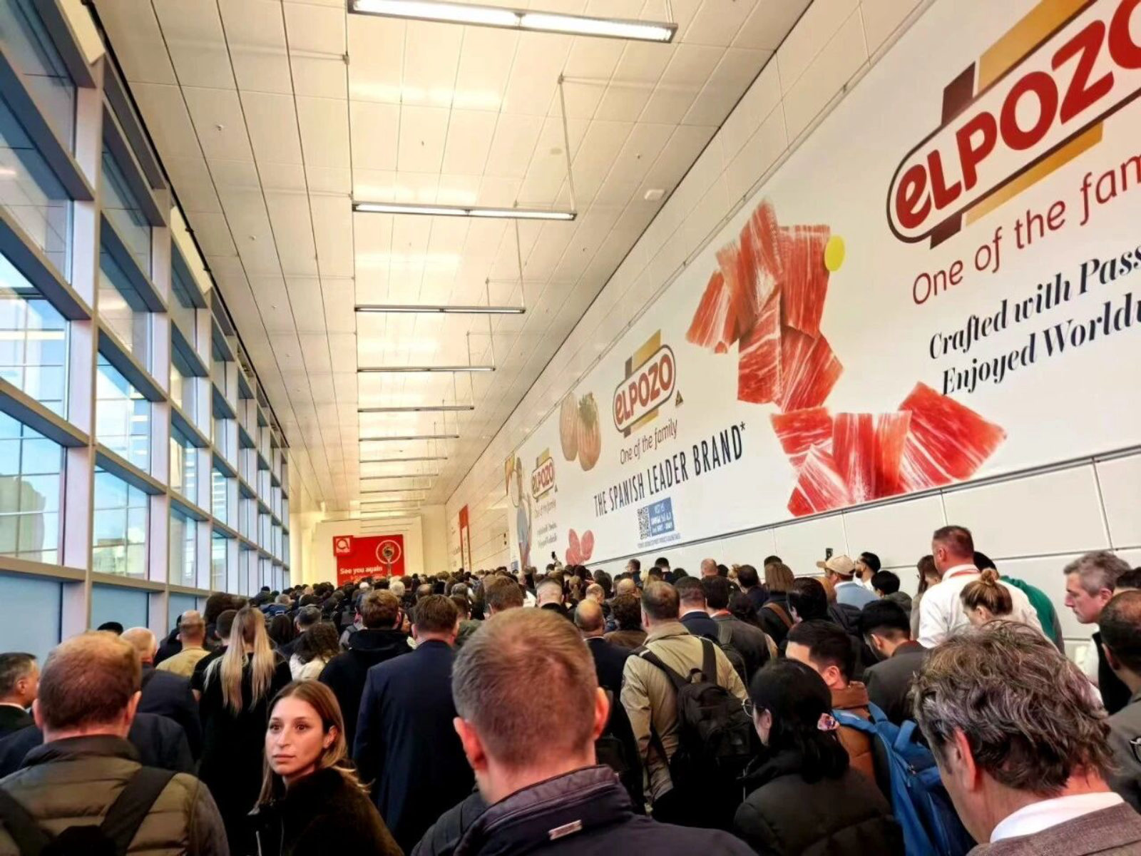 Crowded Aisle · ELPOZO